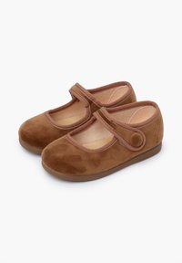 Zapatos Mary Jane de ante marrón con puntera redondeada, tira elástica y forro interior suave. Suela de goma plana con agarre texturizado.