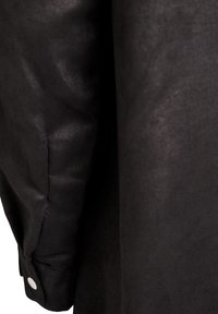 Schwarze Lederjacke mit glänzendem Finish, strukturiertem Stoff und Knopfverschluss am Bündchen für Details.