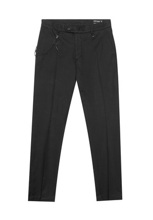 Pantalones negros de corte ajustado con trabillas para cinturón, cierre frontal con botón y cremallera, bolsillos laterales y cadena decorativa sujeta al bolsillo izquierdo.