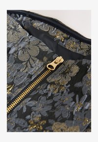 Kijelölve, grey gold