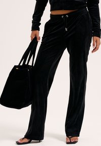 Svarta velourbyxor med avslappnad passform, med elastisk midja, dragsko och sidofickor, som matchas med en svart tote-väska.