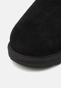 UGG CLASSIC SLIP ON UNISEX - Papuče - black