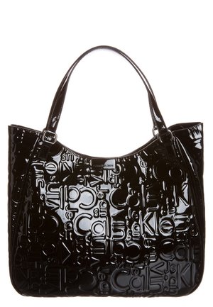 Sort blank skuldertaske med prægede Calvin Klein logo mønster og to skulderremme.