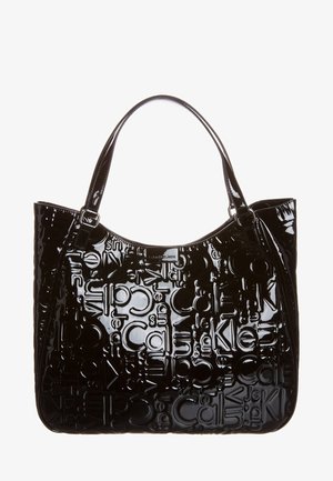 Sac à main noir brillant avec motif du logo Calvin Klein en relief et deux bandoulières.