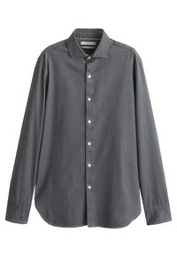 Szara koszula na guziki z długimi rękawami, szpiczastym kołnierzem i zaokrąglonym dołem. Posiada białe guziki i miękką teksturę tkaniny.