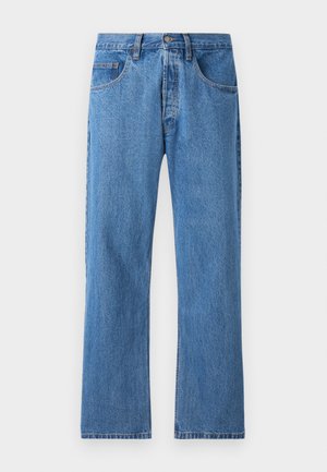 Blå denimjeans med rett bendesign, fem lommer, knappelukking og subtil falming. Har standard søm og beltehempe i midjen.