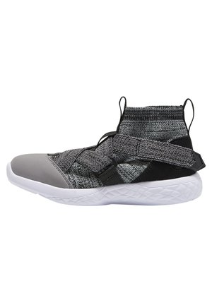 Schwarz-grauer Sportschuh mit einem gestrickten Obermaterial, gepolstertem Kragen, verstellbarem Riemen und einer weißen strukturierten Sohle. Glatte graue Zehenkappe.