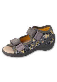 Szare sandały z rzepami, z wzorzystym materiałem z motywem pojazdów budowlanych i zwierząt oraz wyściełaną wkładką.