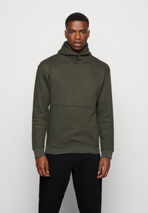 Sudadera verde oliva con cuello alto, mangas largas y un acabado texturizado. Presenta un detalle de costura horizontal en el pecho.