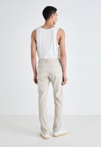 DOCKERS GO AIRWEAVE - Chino - sahara khaki