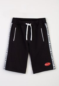 Pantalones cortos negros con franjas laterales blancas que presentan el texto "Bugatti", cordón blanco, dos bolsillos frontales con ribete blanco y un parche del logo de Bugatti en rojo.