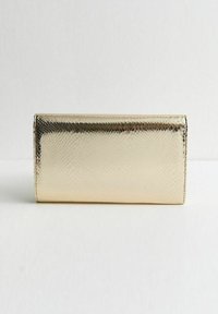 Portafoglio a busta color oro con una superficie liscia e lucida e un motivo in pelle di serpente testurizzata. Forma rettangolare con un design pulito e minimale.