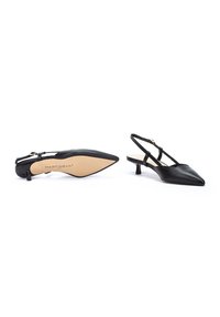 Zapatos negros tipo slingback con punta afilada, tacón bajo y de diseño minimalista, con parte superior de cuero y correa ajustable.