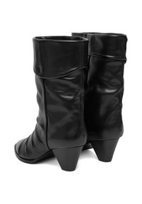 Czarne skórzane botki za kostkę o luźnym fasonie, z ostrym noskiem i nałożonym obcasem. Gładka faktura z minimalną ilością metalowych elementów.