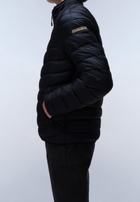 Černá prošívaná péřová bunda s vysokým límcem, prošívaným designem a bočními kapsami. Na levém rukávu je nášivka s logem. Hladká textura.