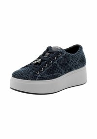 Sneakers platform intrecciati blu con parte superiore testurizzata, lacci grigi e suola in gomma bianca. Presentano occhielli metallici e un piccolo ciondolo sui lacci.