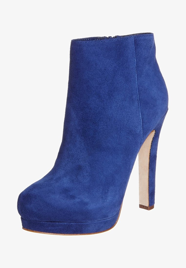 Niebieski zamszowy botek na wysokim obcasie z platformą i zaokrąglonym czubkiem, wyposażony w smukły szpilkowy obcas i boczny zamek błyskawiczny.