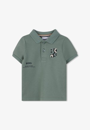 Polo verde in tessuto strutturato, con collo classico, due bottoni e logo quadrato in blu navy e beige sul petto sinistro.