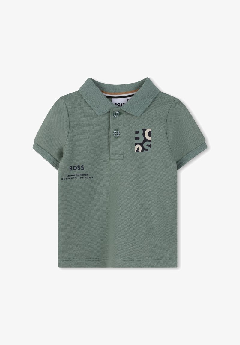 Polo vert en tissu texturé, doté d'un col classique, de deux boutons, et d'un logo carré bleu marine et beige sur la poitrine gauche.
