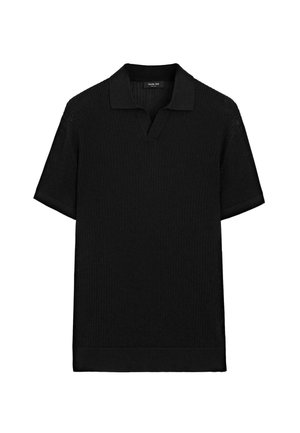 Zwarte polo met korte mouwen, vervaardigd van een gestructureerde ribgebreide stof, met een V-hals en een contrasterende kraag. Eenvoudige en moderne stijl.