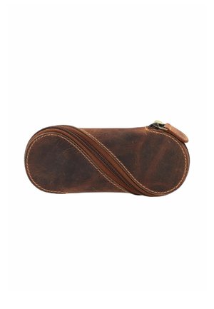 Estuche para lápices de cuero marrón con forma curva, cierre de cremallera y costuras contrastantes. Textura suave con un ligero brillo.