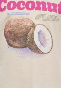 Kokosnød illustration på en lys farvet stofbaggrund, med brun tekstureret skal og hvid indre kød, med pink tekst ovenfor.