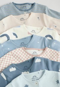 Samling af babytoppe: blød bomuld, forskellige farver (blå, pink, creme), mønstrede med stjerner, skyer, striber og tern, med knapdetaljer.