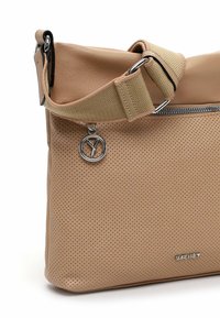 Borsa a spalla in pelle beige perforata con tracolla in tessuto beige regolabile e dettagli in metallo argentato. Presenta una tasca con zip anteriore e un logo.