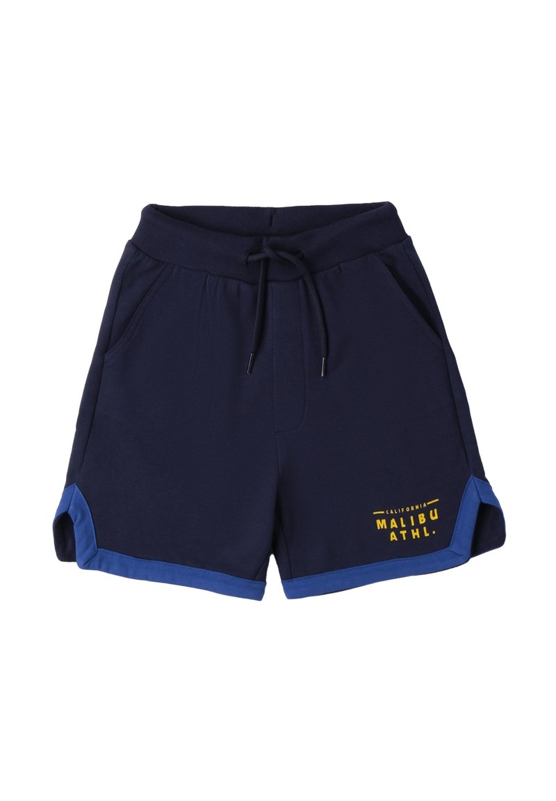 Pantaloni corti blu navy con accenti blu, chiusura con cordoncino, tasche laterali e grafica "California Malibu Athl." in giallo all'orlo anteriore.