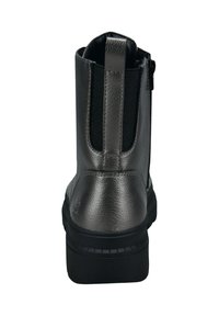 Metallicgrauer Knöchelstiefel mit strukturiertem Finish, elastischen Seitenteilen und schwarzer Gummisohle. Ausgestattet mit einem Reißverschluss und einem eleganten Design.