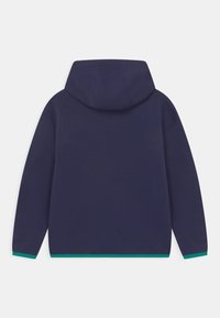 Felpa con cappuccio blu navy con cappuccio ampio, maniche lunghe e un accento verde sull'orlo. Realizzata in tessuto morbido, presenta un design posteriore minimalista.