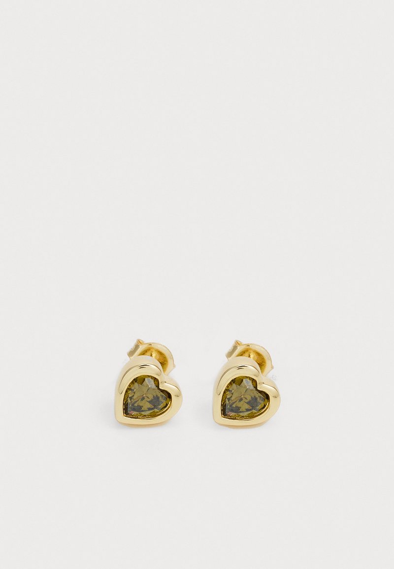 Boucles d'oreilles en cœur doré avec un centre en pierre précieuse verte, présentant une finition polie et un fermoir sécurisé pour un port confortable.