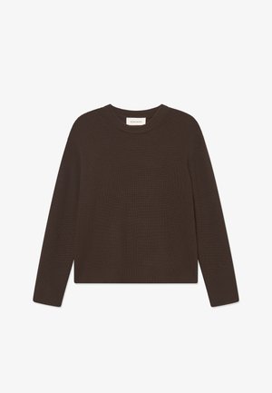 Pulover maro cu dungi, cu guler rotund și mâneci lungi, având o croială scurtă și un design din tricot texturat.
