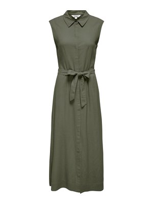 Krásné šaty bez rukávů v olivově zelené barvě s límečkem, předním zapínáním na knoflíky a páskem ze stejné látky uvázaným v pase, s délkou sahající ke kolenům.