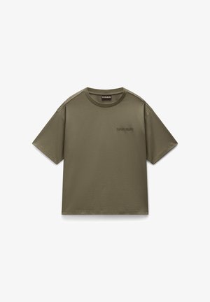 Oliven grøn kortærmet t-shirt lavet af blød bomuld. Har en rund hals og et diskret præget logo på venstre bryst. Enkel design.