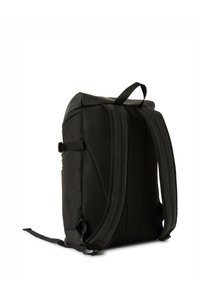 Mochila negra vista desde atrás con correas acolchadas para los hombros, acolchado de malla y un asa superior para transportar, sobre un fondo blanco.