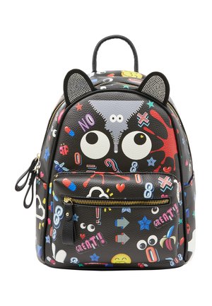Rucsac negru cu ochi de desene animate, urechi, simboluri colorate, litere și forme, având un buzunar frontal cu fermoar și o mâner superior.