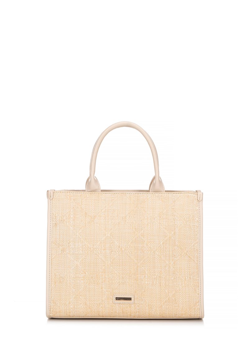 Beige geweven handtas met een gladde leren accenten. Beschikt over twee stevige handvatten en een gestructureerde rechthoekige vorm. Subtiele textuur- en patroon details.