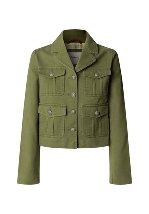 Olivově zelená krátká bunda s klopovým límcem, čtyřmi předními kapsami s klopami na knoflíky a kovovými knoflíky uprostřed.