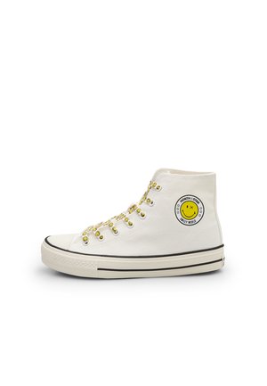 Weiße High-Top-Canvas-Sneaker mit goldenen Ösen, schwarzem Gummisole und einem Smiley-Emblem an der Außenseite. Schwarzes Detail in der Nähe der Zehenpartie.