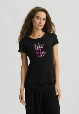 T-shirt nera a maniche corte con scollatura rotonda e logo lucido "Liu Jo" in viola, oro e dettagli animalier sul davanti.