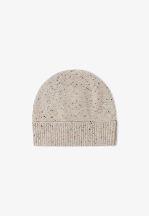 Lichtgrijze gebreide beanie met een geribde rand, voorzien van multikleurige spikkels in oranje en blauw, zachte textuur en een ronde top.