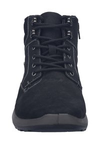 Botines de ante negro con diseño de cordones, ojales reforzados y costuras grises. Suela de goma plana que ofrece tracción y comodidad.