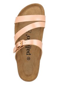 Sandal in pelle rosa chiaro con tre fasce e fibbia metallica regolabile. Soletta morbida e testurizzata con stampa del logo.