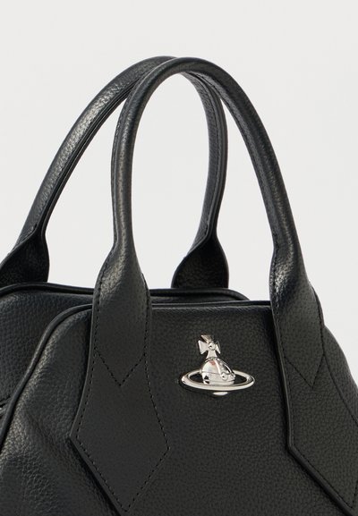 Fekete bőrből készült táska texturált felülettel, dupla fogantyúkkal és egy ezüst logó díszítéssel. Gyémánt alakú részletek a tetején.