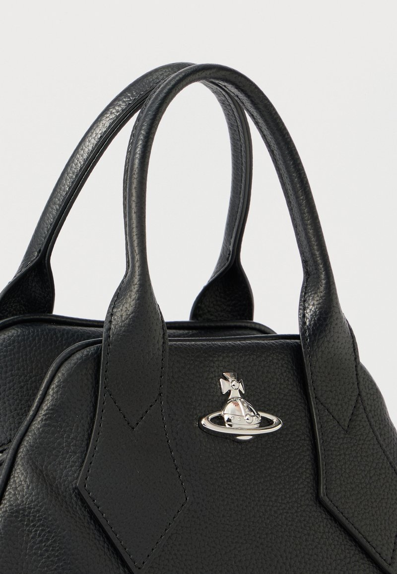 Schwarze Lederhandtasche mit strukturierter Oberfläche, ausgestattet mit zwei Griffen und einem silbernen Logo-Akzent. Rautenförmige Verzierungen nahe dem oberen Bereich.