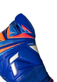 Guante de portero azul con patrones geométricos en naranja y azul claro y detalles en blanco, con la etiqueta "reusch GK TECHNOLOGY" en la zona de la muñeca.