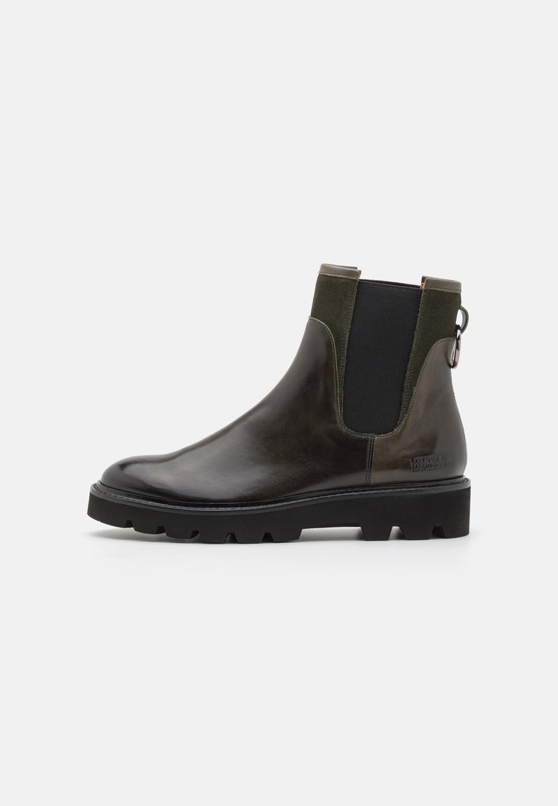 Dunkelbraune Leder-Ankle Boots mit elastischen Seitenpaneelen, grünen Akzenten, einer Zuglasche und einer stabilen schwarzen Gummisohle. Polierte Oberfläche.