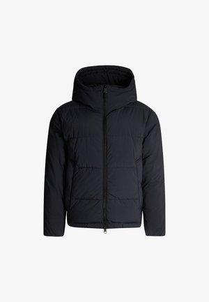 Giubbotto imbottito blu navale con cappuccio, dotato di zip a tutta lunghezza e dettagli di cuciture orizzontali. Texture morbida e trapuntata in tutto il capo.