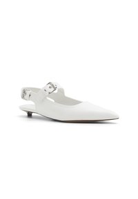 Vita läderslingback-sko med spetsig tå och låg klack. Har en silverfärgad spänne på ankelremmen och en mjuk yta.